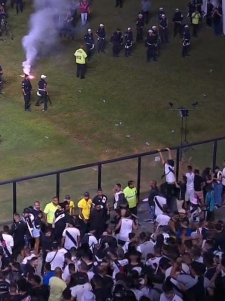 Torcedores atiraram fogos de artifício no gramado de São Januário após Vasco x Goiás - Reprodução/Premiere