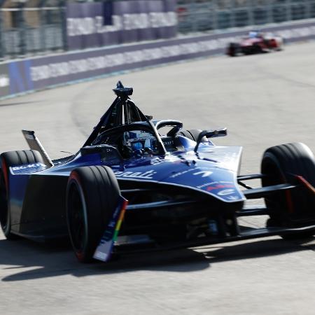 Felipe Drugovich com o carro da Maserati no teste para novatos da Fórmula E em abril