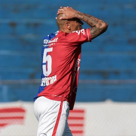 Caio, jogador do Paraná Clube, lamenta chance perdida durante partida contra o Patriotas