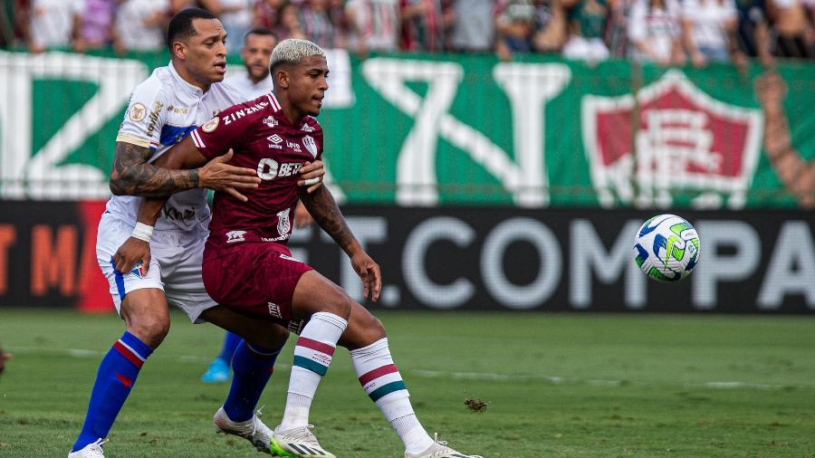 John Kennedy disputa bola em jogo entre Fluminense e Fortaleza