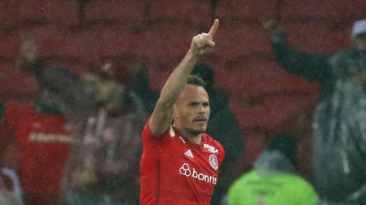 Renê celebra gol do Inter sobre o São Paulo em partida do Campeonato Brasileiro