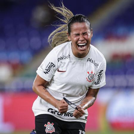 Vic Albuquerque comemora gol pelo Corinthians contra o Internacional na semifinal da Libertadores feminina