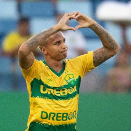Deyverson, do Cuiabá, comemora após marcar contra o Fortaleza, pelo Brasileirão