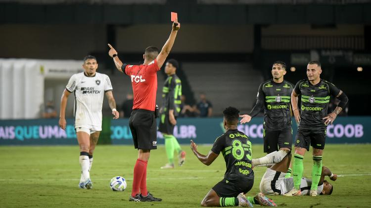 Jamerson tomou cartão vermelho em Coritiba x Botafogo, duelo do Campeonato Brasileiro