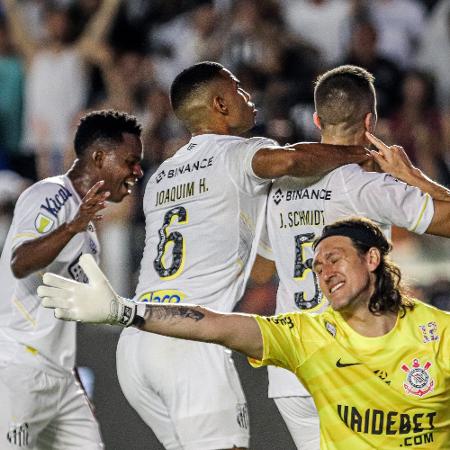 João Schmidt, do Santos, comemora após marcar contra o Corinthians, pelo Paulistão