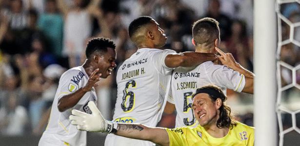 Santos triunfa e agrava crise do Corinthians em partida observada por Neymar.