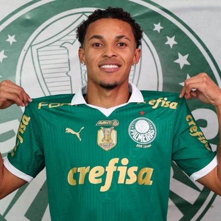 O Palmeiras anunciou a contratação do atacante Lázaro, que estava no Almería-ESP