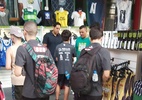 Camisas 'populares' e bola de luxo: loja do NBB rouba a cena no Ibirapuera