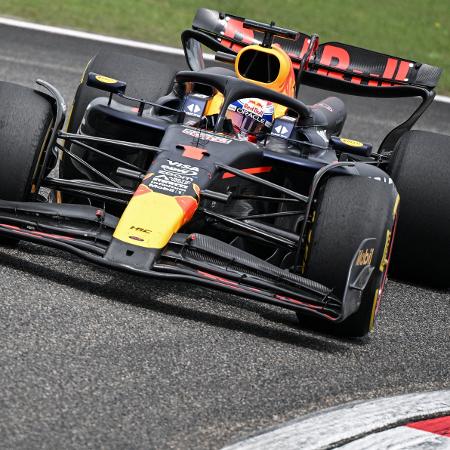 Max Verstappen, piloto da Red Bull, no Circuito de Xangai, no treino de classificação para o GP da China
