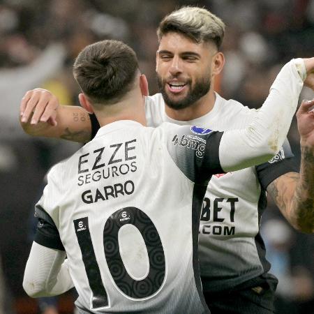 Rodrigo Garro e Yuri Alberto comemoram gol do Corinthians contra o Racing-URU, pela Sul-Americana