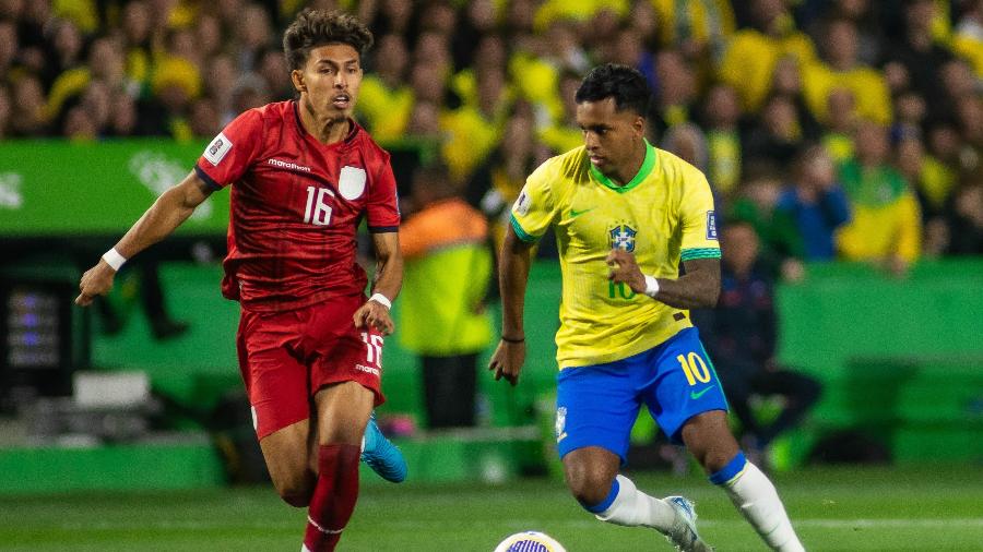 Rodrygo tenta fazer a jogada em Brasil x Equador, partida das Eliminatórias