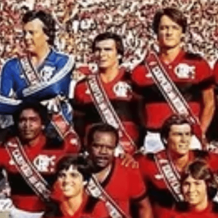 Reinaldo ao lado do goleiro Raul no poster do Flamengo campeão do Mundial de 1981