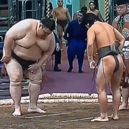 Kanato Kousei (à direita) superou Hikaru Amamidake no Grande Torneio de Sumô de Fukuoka - Reprodução