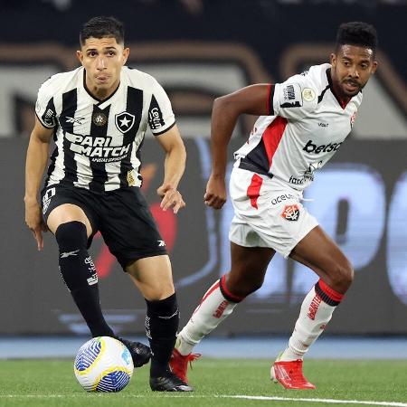 Savarino, do Botafogo, durante duelo com o Vitória, no Brasileiro