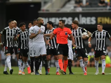 Atlético-MG pode reclamar? Colunistas debatem pênalti em Deyverson