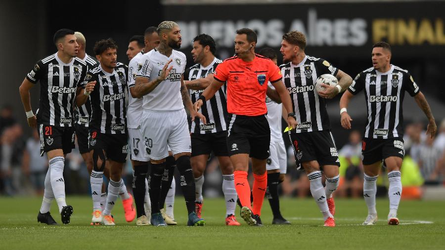 Jogadores do Atlético Mineiro SAF e Botafogo com o árbitro Facundo Tello na final da Libertadores