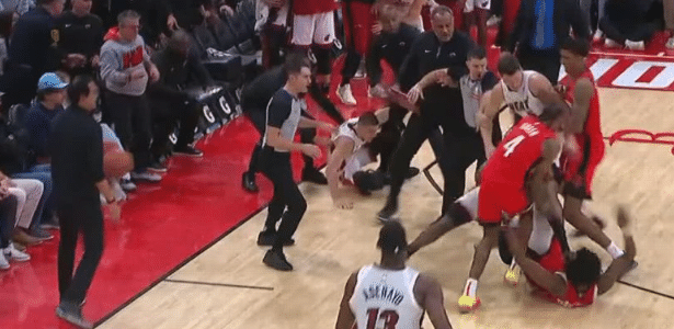 Heat Rockets Brawl Jogadores do Houston Rockets e Miami Heat são suspensos pela NBA