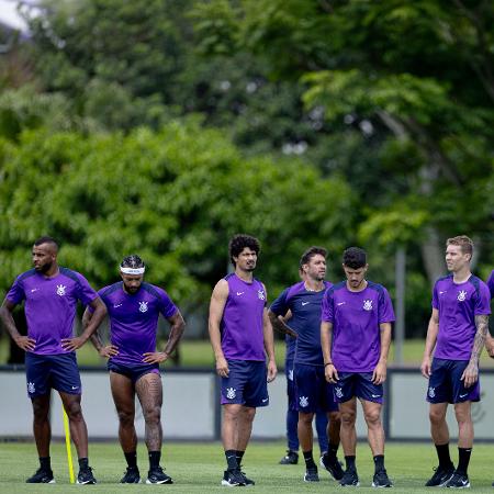 Elenco do Corinthians treina no CT Joaquim Grava