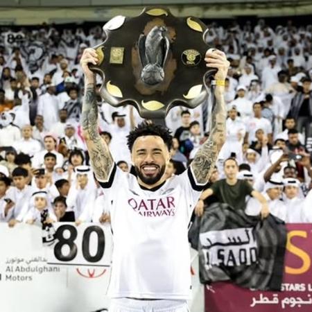 Claudinho ergue troféu do Campeonato Qatari conquistado pelo Al Sadd - Divulgação/Al Sadd