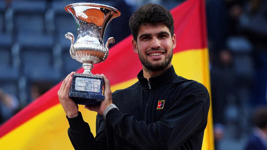 Carlos Alcaraz com o troféu do Masters 1000 de Roma em 2025 Carlos Alcaraz com o troféu do Masters 1000 de Roma em 2025