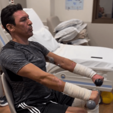 Lúcio realizando fisioterapia no Hispital Nora Teixeira, em Porto Alegre Lúcio realizando fisioterapia no Hispital Nora Teixeira, em Porto Alegre
