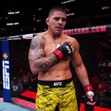 Brunno Hulk celebra vitória no UFC 318 Brunno Hulk celebra vitória no UFC 318