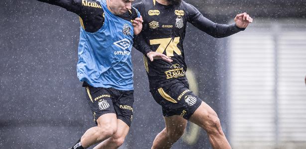 Sem trio, Santos treina sob chuva e deve ter novidades para pegar o Corinthians
