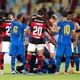 Jogador convulsiona em campo e sai de ambul&acirc;ncia em Fla x Sampaio Corr&ecirc;a
