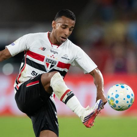 Victor Sá, do São Paulo, em ação contra o Flamengo no Brasileirão