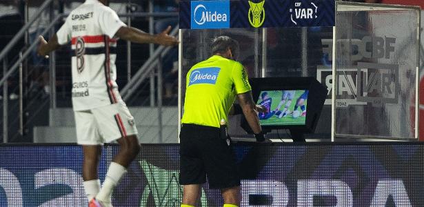 Mancini reclama de pênalti marcado na derrota para o São Paulo: 'Vergonha!'