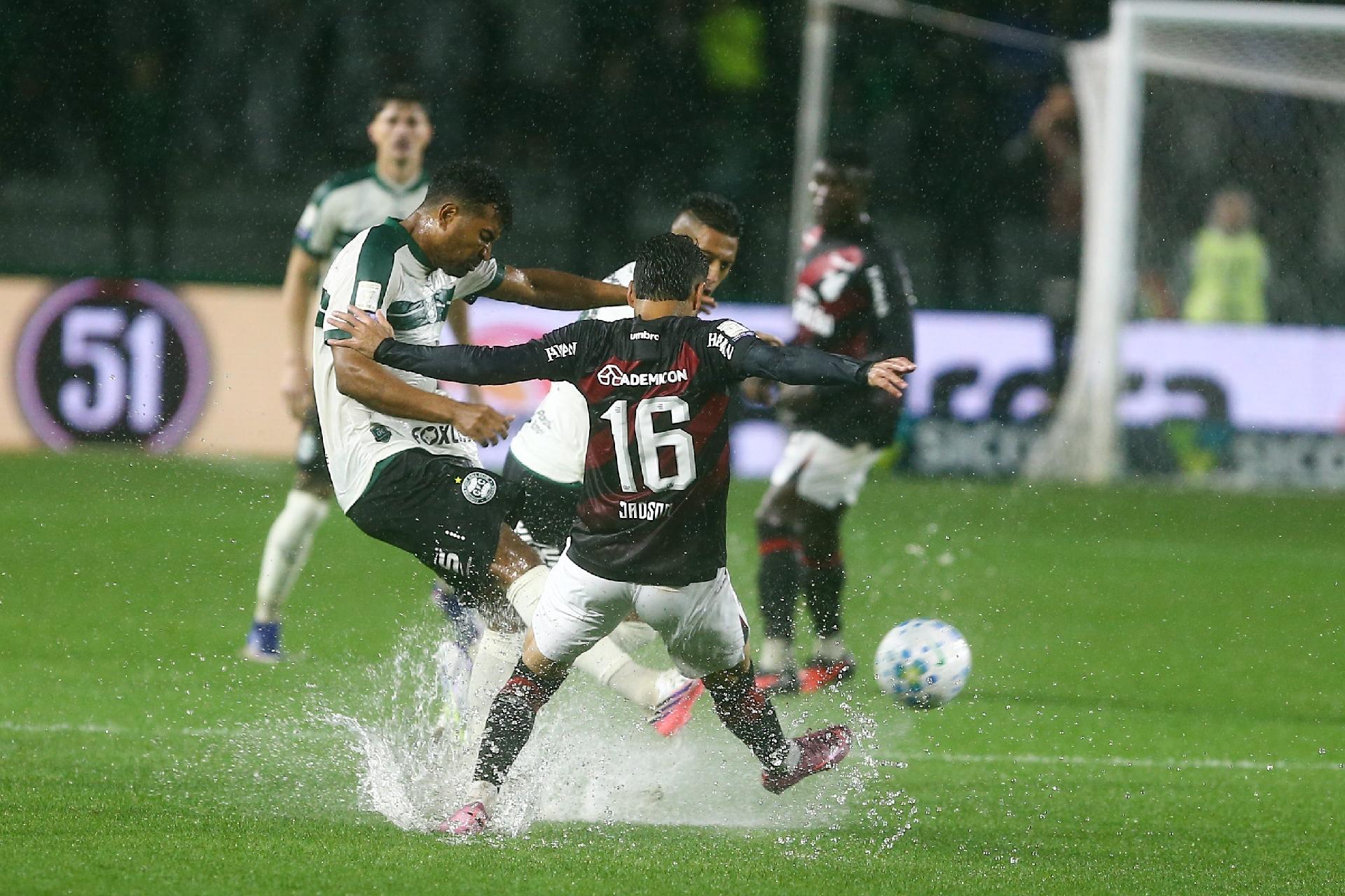 Thiago Santos e Jadson disputam bola em Coritiba x Athletico, pelo Brasileirão - undefined