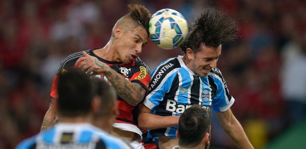 Guerrero e Geromel disputam a bola durante o jogo Flamengo e Grêmio, no Maracanã - Alexandre Loureiro/Getty Images