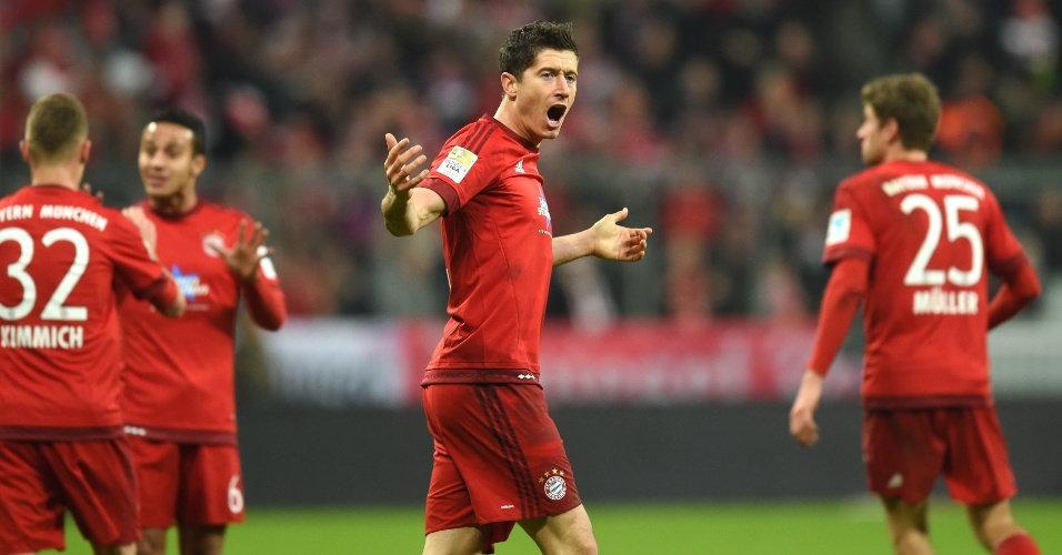 Lewandowski comemora gol marcado pelo Bayern de Munique contra o Ingolstadt