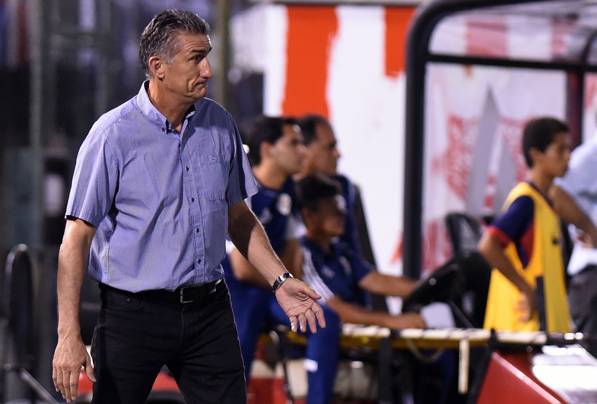 Técnico Bauza orienta jogadores do São Paulo na partida da equipe contra o Cerro Porteño - AFP PHOTO / NORBERTO DUARTE