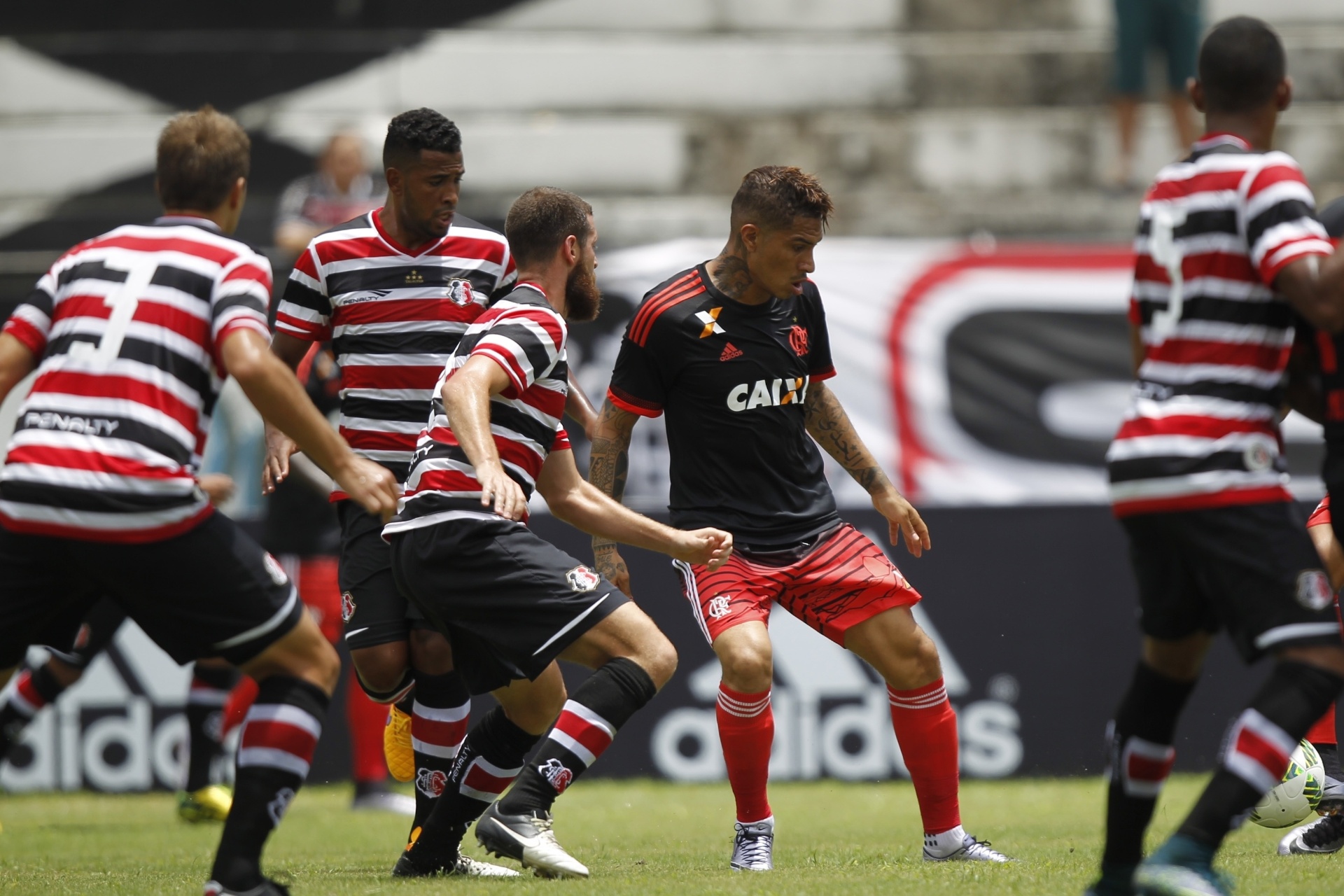 Paolo Guerrero é cercado pela defesa do Santa Cruz em amistoso no estádio do Arruda - Gilvan de Souza / Flamengo