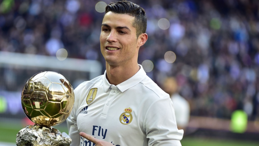 Cristiano Ronaldo recebe Bola de Ouro de 2016 no Santiago Bernabéu - AFP / GERARD JULIEN