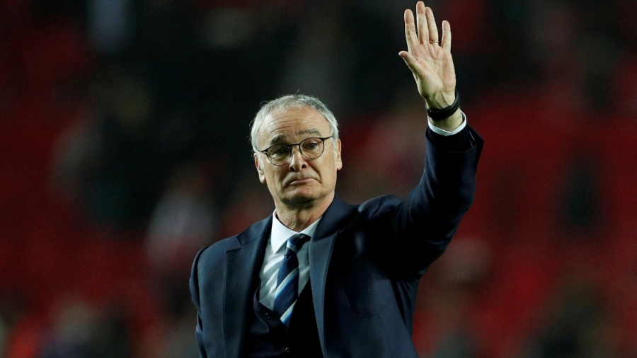 Claudio Ranieri, ex-técnico do Leicester, acena para a torcida do clube inglês - Reuters/John Sibley Livepic/File Photo