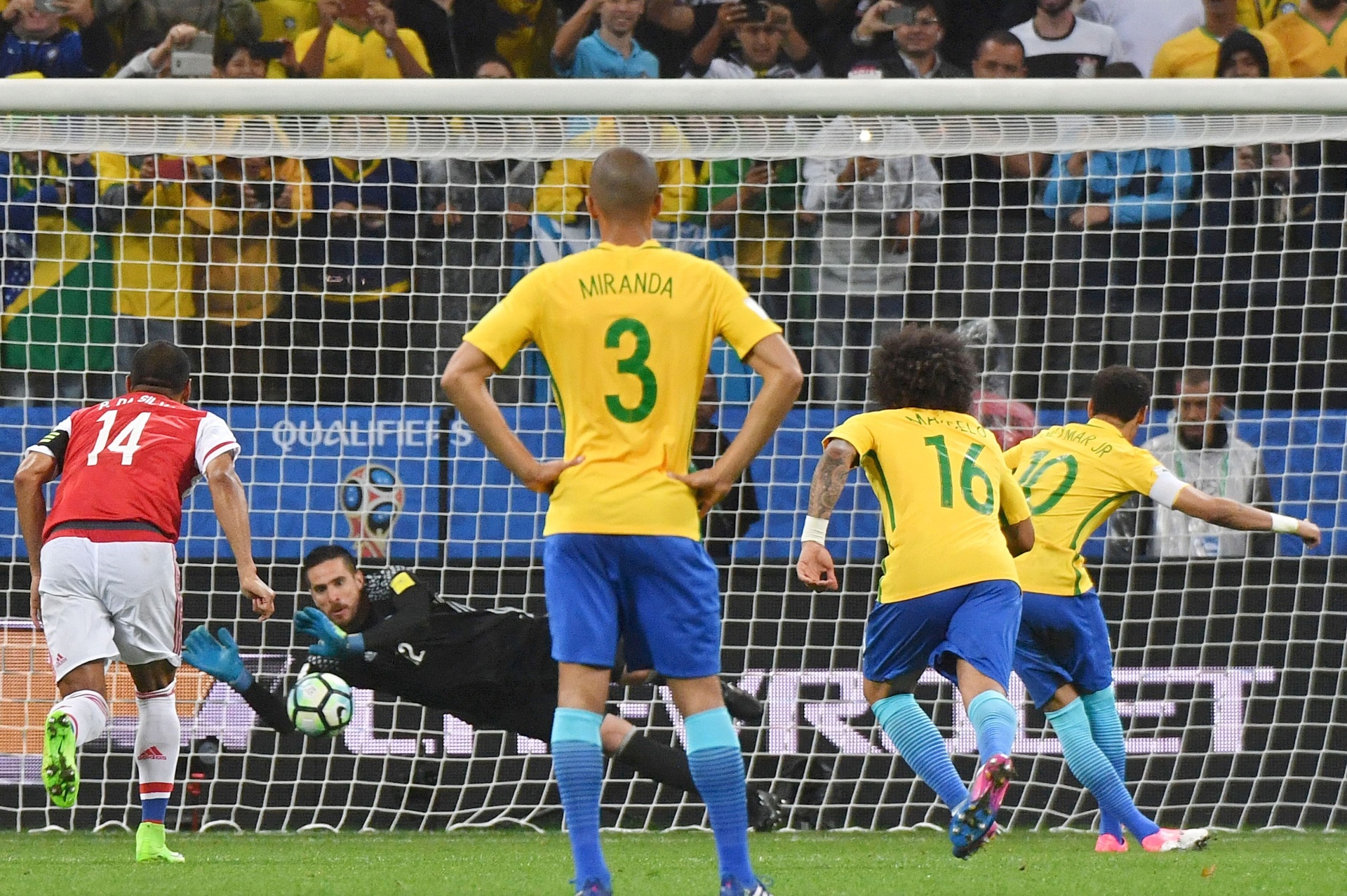 Goleiro paraguaio Antony Silva defende pênalti batido por Neymar - NELSON ALMEIDA/AFP