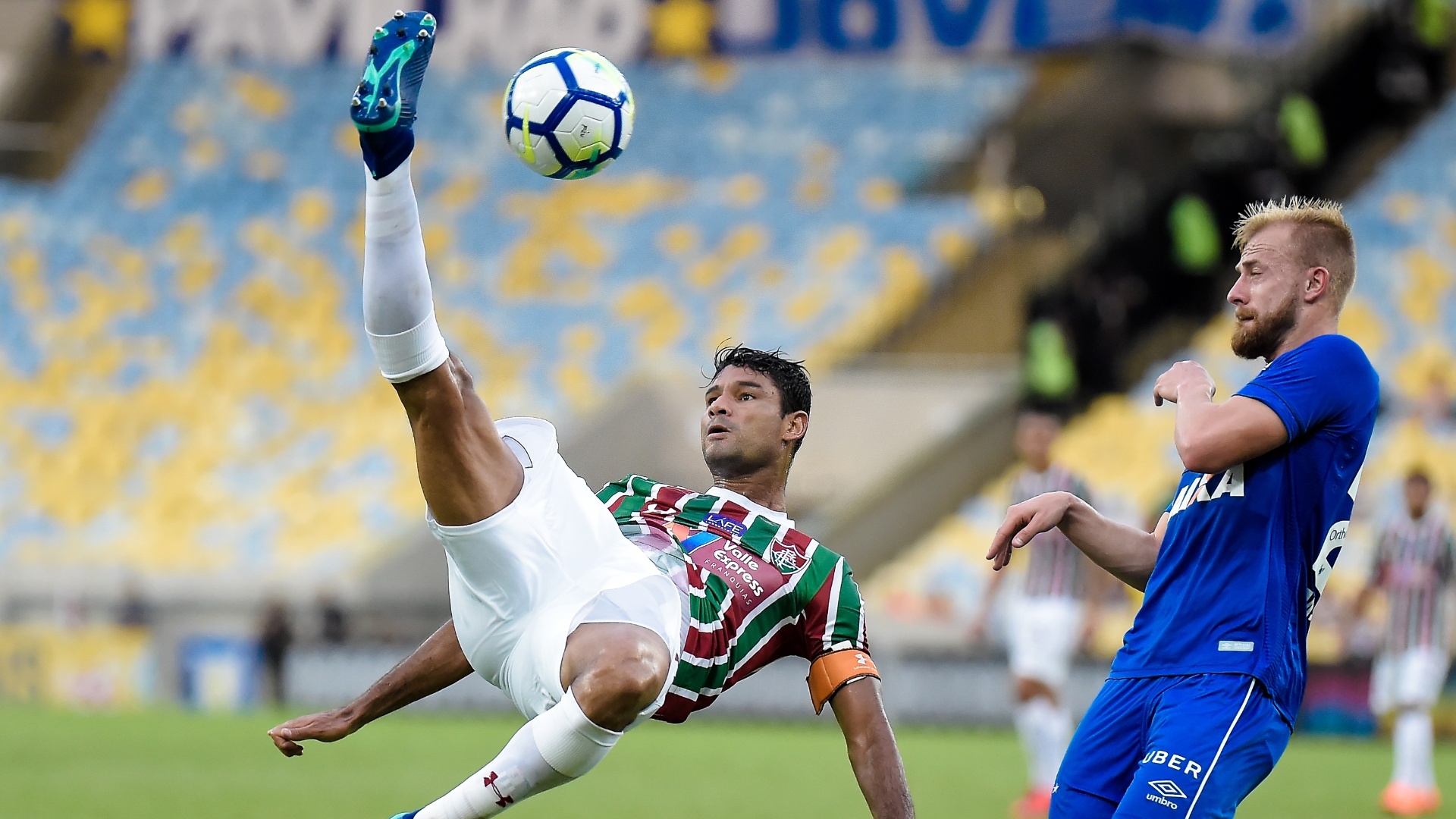 O zagueiro Gum em lance da partida entre Fluminense e Cruzeiro