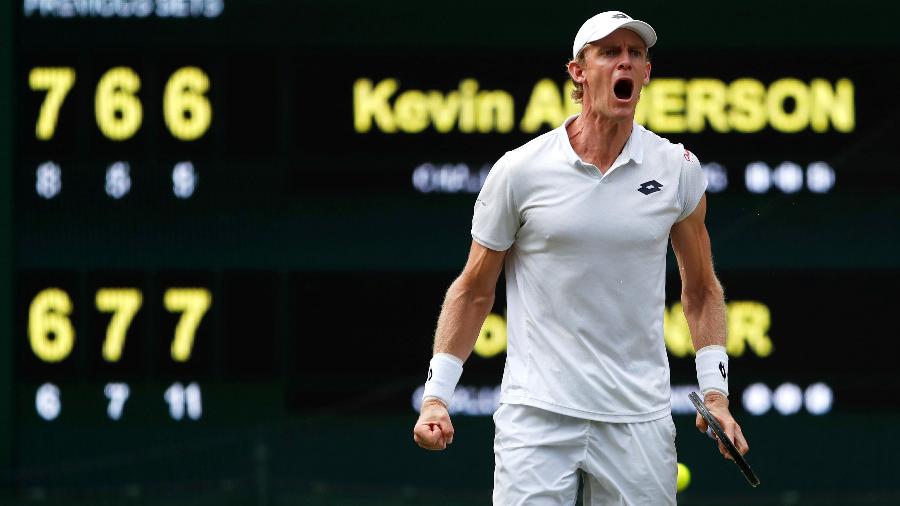 Kevin Anderson em ação em Wimbledon nesta sexta-feira - Andrew Boyers/Reuters