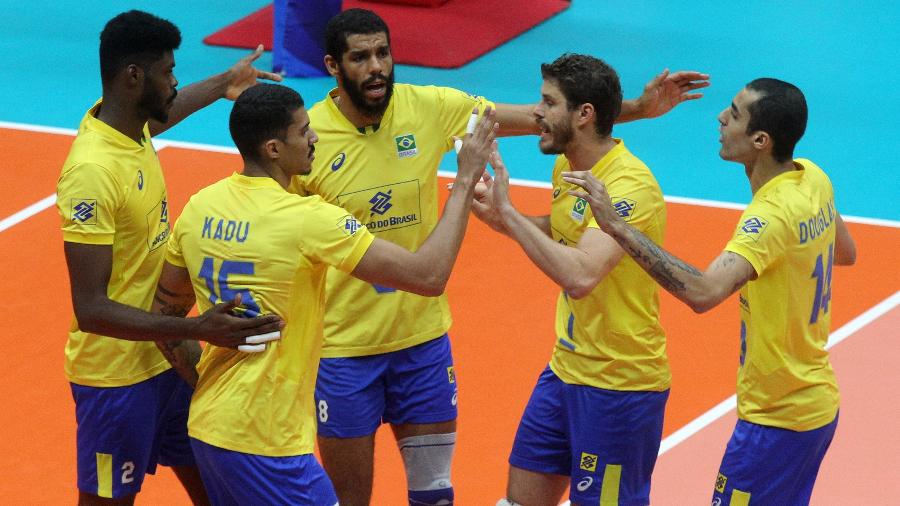 Jogadores do Brasil comemoram ponto sobre o Egito no Mundial de Vôlei - Divulgação/FIVB