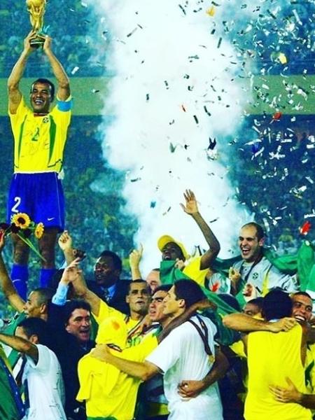 Cafu levanta taça da Copa do Mundo - Reprodução Instagram