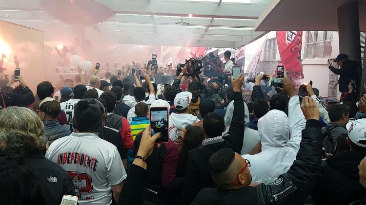 Torcida organizada do São Paulo faz festa em aeroporto de Congonhas para receber Daniel Alves - Flávio Latif/UOL - Flávio Latif/UOL