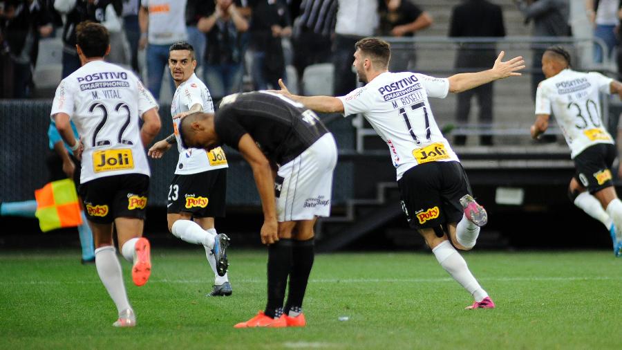 Mauro Boselli comemora seu gol na vitória do Corinthians sobre o Botafogo na temporada passada - Alan Morici/AGIF