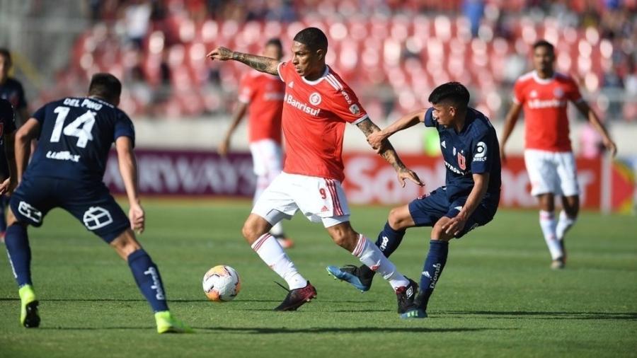 Paolo Guerrero, do Internacional, tenta passar por dois marcadores da Universidad de Chile - Ricardo Marques/Internacional