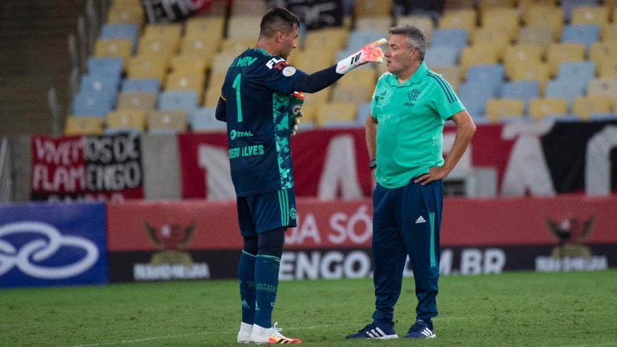 Goleiro Diego Alves conversa com o técnico Domènec Torrent após jogo do Flamengo - Alexandre Vidal/Flamengo