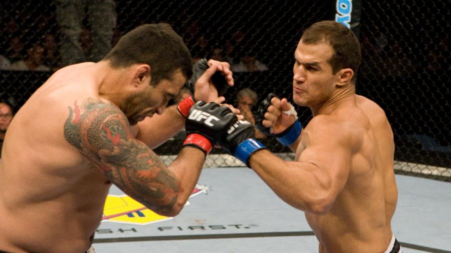 Junior Cigano acerta golpe em Fabrício Werdum, durante luta no UFC 90 - Josh Hedges/Zuffa LLC via Getty Images