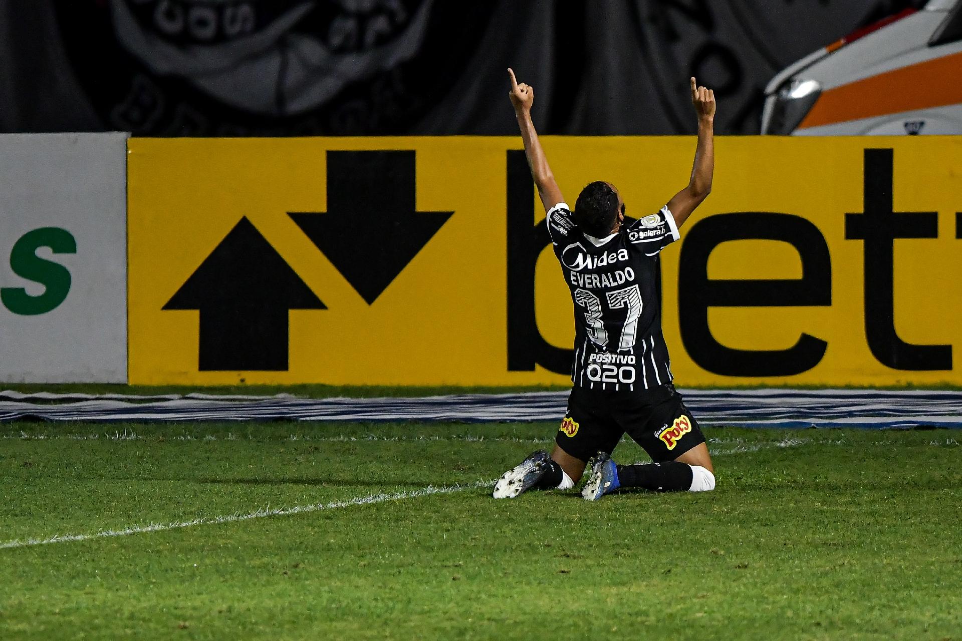 Com gols decisivos, Everaldo diz que recebeu pedidos de desculpas dos torcedores nas redes sociais