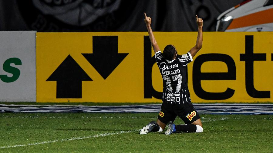 Everaldo comemora gol do Corinthians contra o Vasco - Thiago Ribeiro/AGIF