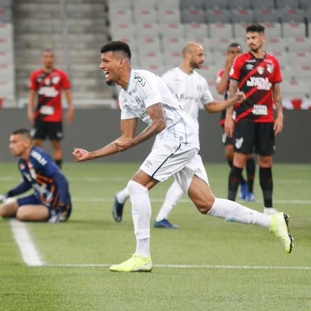 Rodrigues comemora gol contra de Thiago Heleno, na partida entre Athletico e Grêmio - Gabriel Machado/AGIF